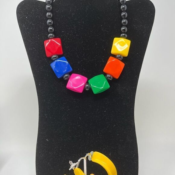 Retro color necklace and pierced hoop earrings set. - Picture 3 of 5